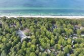 Verkauft!!! Willkommen an einem der begehrtesten Orte für Ferien und Entspannung - nur 100 Meter vom Strand entfernt - Luftbild zur Strandnähe