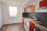 2-Zimmer-Wohnung mit Einbauküche und Wannenbad in ruhiger Wohnlage - Küche mit EBK