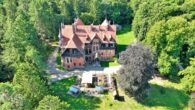 Historisch bedeutsames Jagdschloss, eingebettet in der Rostocker Heide - Luftbild zum Objekt