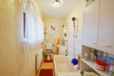 Verkauft!!! Solide Doppelhaushälfte an der südlichen Boddenküste - Badezimmer EG
