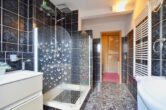 Reserviert!!! Leerstehendes Mehrfamilienhaus mit Ausbaupotenzial - Duschbad im 2. OG